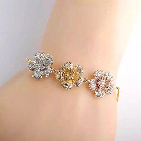 VQ Three-tone Jewelry Set - Picture 4 of 8